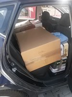 Auto gefüllt mit Paketen